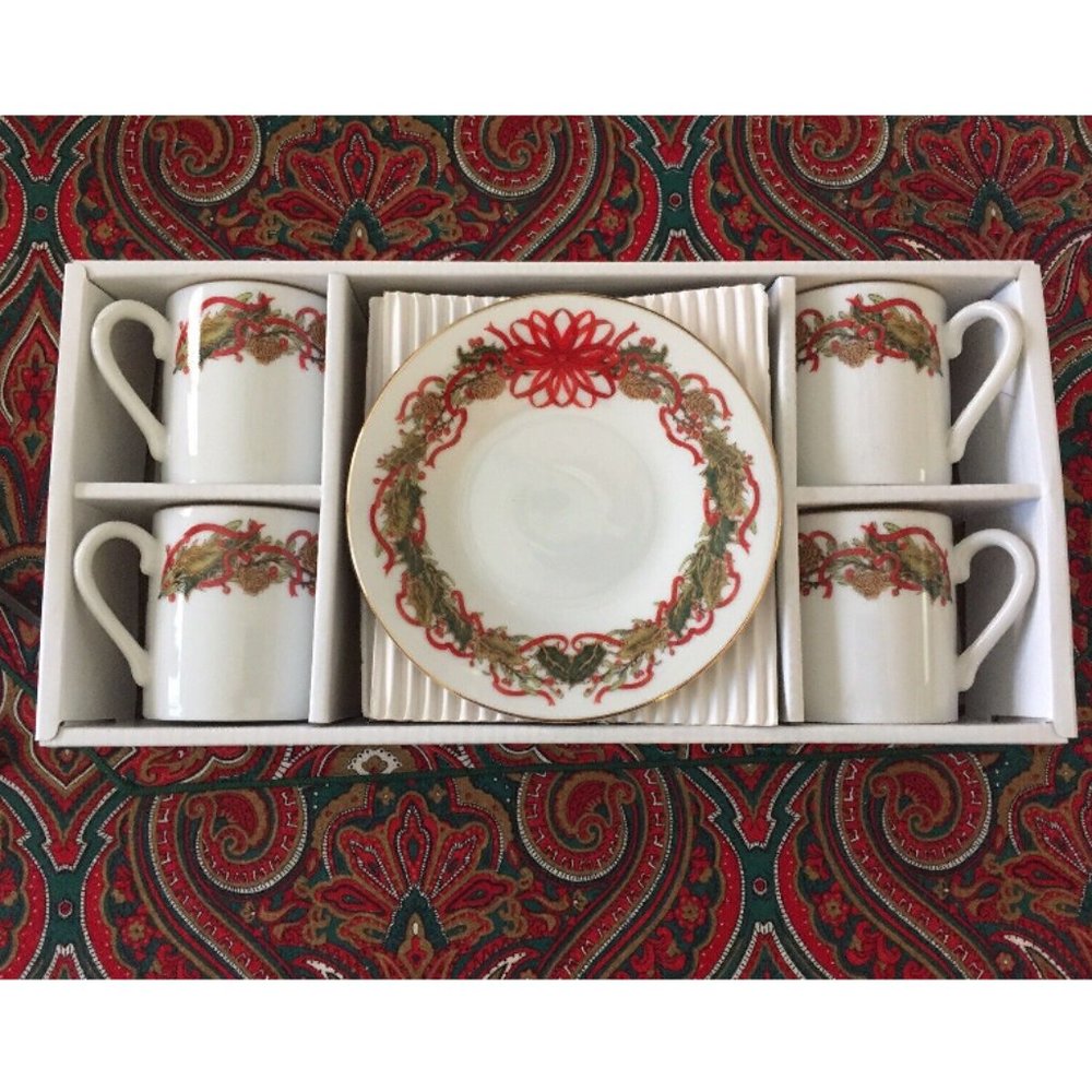 NEW 8 Piece Andrea by Sadek Set of 4 Cups and Saucers set Christmas Garland 1994